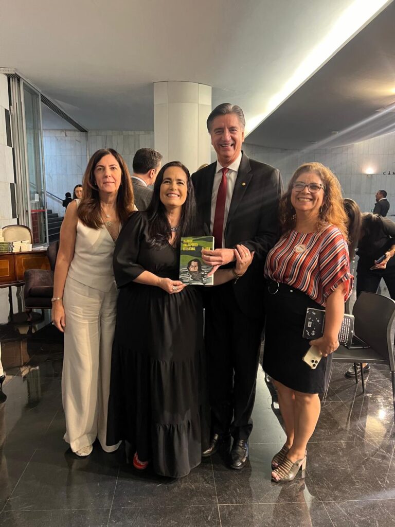 Jornalista Cláudia Gaigher lança livro em Brasília Jornalista Cláudia Gaigher lança livro em Brasília