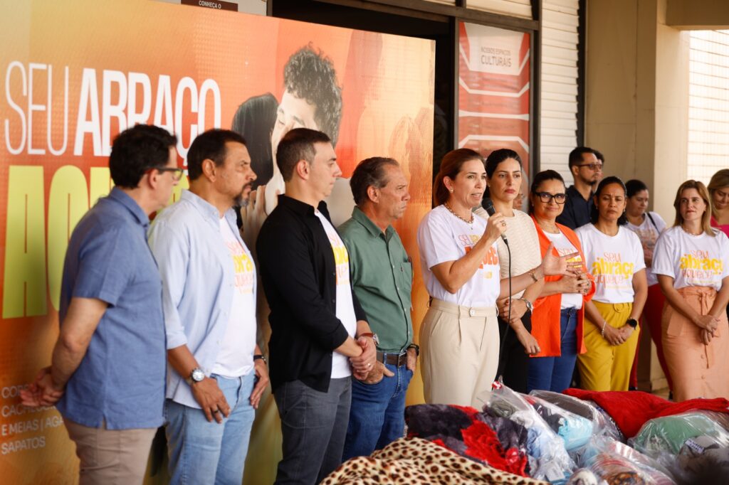 Na Setesc, primeira-dama de MS recebe doações da campanha do agasalho Seu Abraço Aquece Na Setesc, primeira-dama de MS recebe doações da campanha do agasalho Seu Abraço Aquece