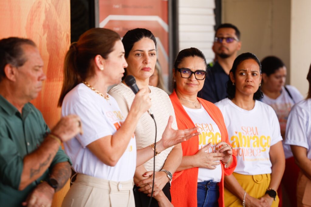 Na Setesc, primeira-dama de MS recebe doações da campanha do agasalho Seu Abraço Aquece Na Setesc, primeira-dama de MS recebe doações da campanha do agasalho Seu Abraço Aquece