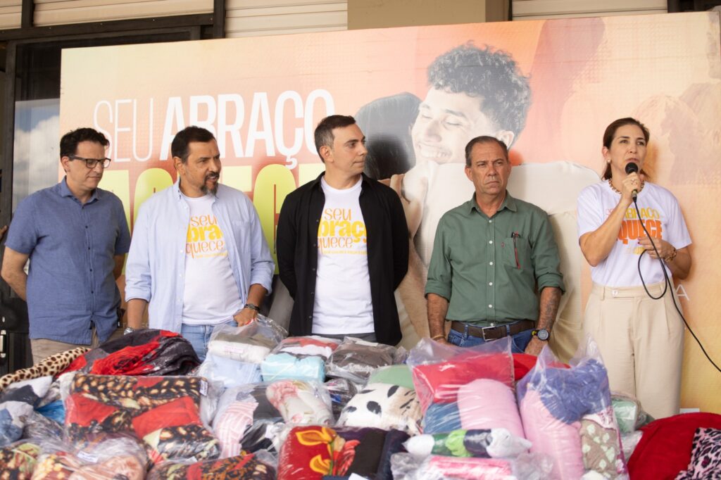 Na Setesc, primeira-dama de MS recebe doações da campanha do agasalho Seu Abraço Aquece Na Setesc, primeira-dama de MS recebe doações da campanha do agasalho Seu Abraço Aquece