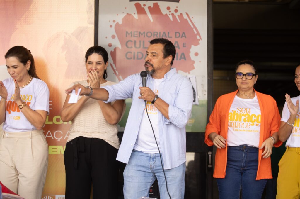 Na Setesc, primeira-dama de MS recebe doações da campanha do agasalho Seu Abraço Aquece Na Setesc, primeira-dama de MS recebe doações da campanha do agasalho Seu Abraço Aquece
