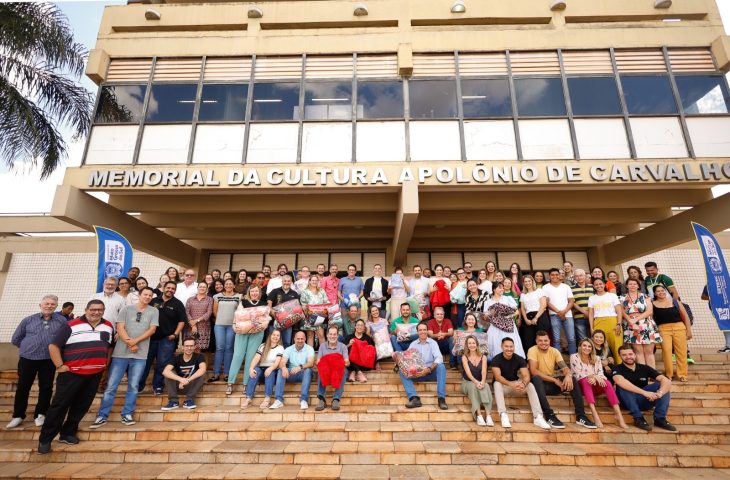 Na Setesc, primeira-dama de MS recebe doações da campanha do agasalho Seu Abraço Aquece Na Setesc, primeira-dama de MS recebe doações da campanha do agasalho Seu Abraço Aquece