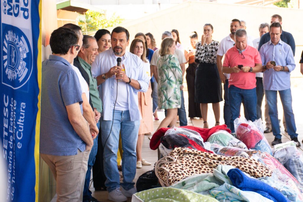Na Setesc, primeira-dama de MS recebe doações da campanha do agasalho Seu Abraço Aquece Na Setesc, primeira-dama de MS recebe doações da campanha do agasalho Seu Abraço Aquece