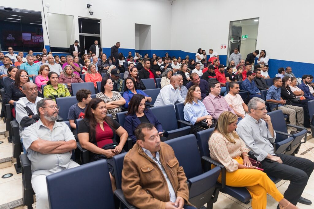 Deputado estadual, ex-vereador e professor recebem Título de Cidadão Três-Lagoense Deputado estadual, ex-vereador e professor recebem Título de Cidadão Três-Lagoense