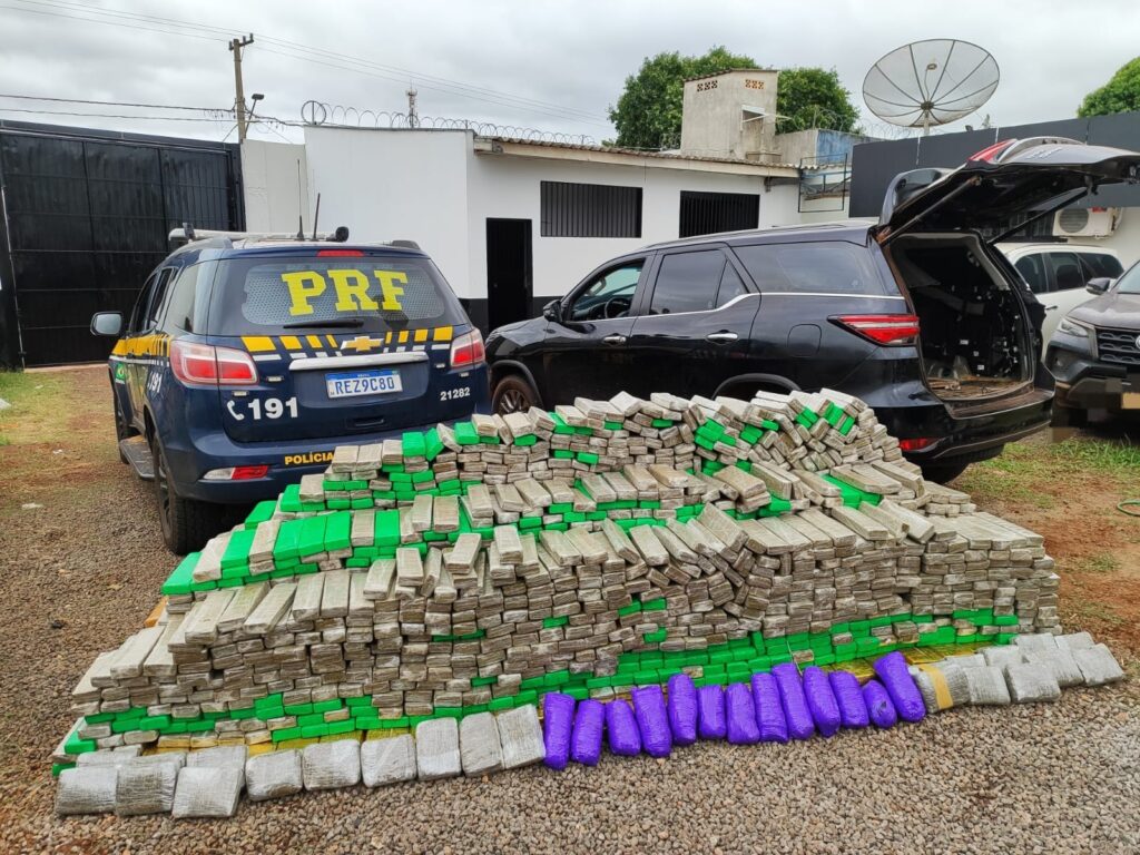 PRF apreende 1.987 kg de maconha e recupera caminhonete em Itaquiraí