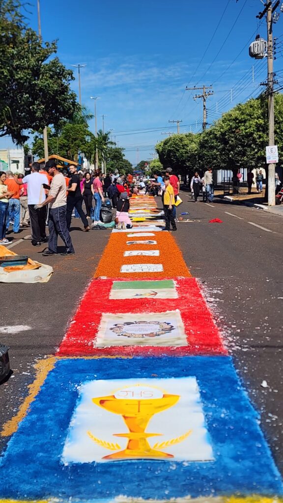 Católicos celebram Corpus Christi com a tradicional confecção de tapetes em Três Lagoas