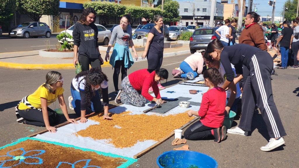 Católicos celebram Corpus Christi com a tradicional confecção de tapetes em Três Lagoas