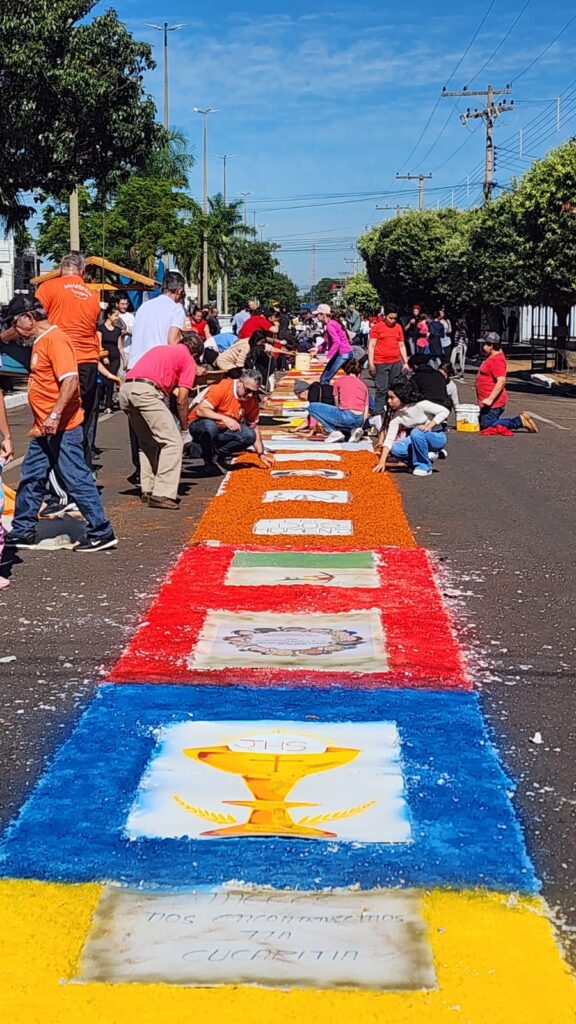 Católicos celebram Corpus Christi com a tradicional confecção de tapetes em Três Lagoas