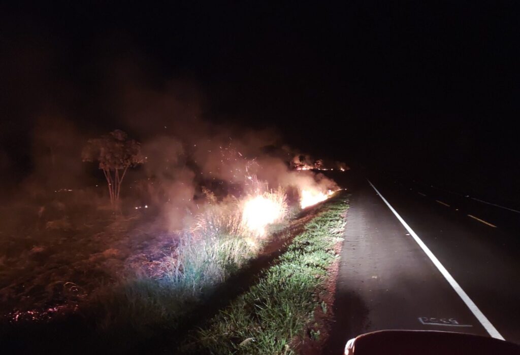 Bombeiros de MS atuam no combate a dois incêndios florestais, no Pantanal e em Naviraí