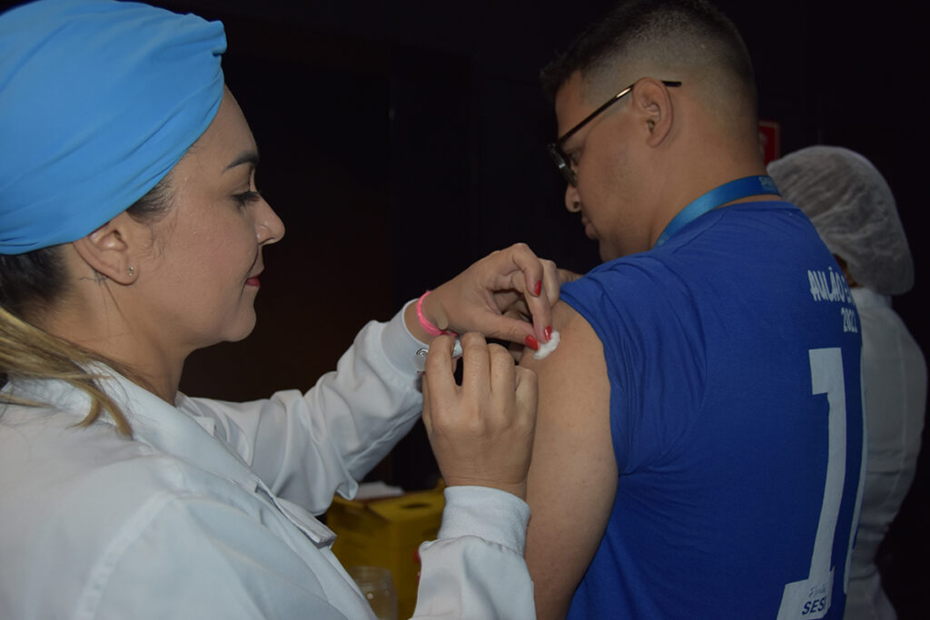 Colaboradores do Sistema Fiems são imunizados contra gripe