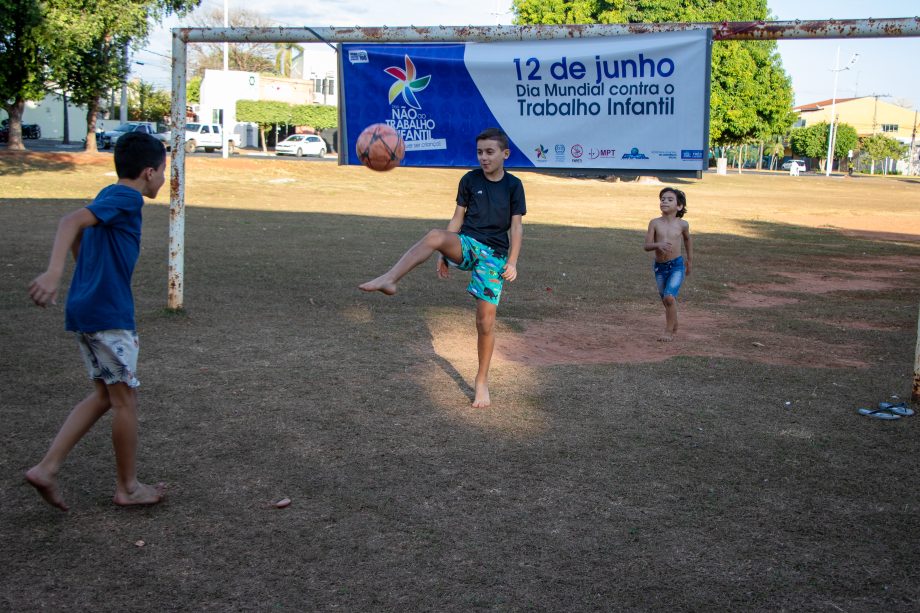 Evento em alusão ao trabalho infantil “Não Pule a Infância” reuniu cerca de 150 crianças e adolescentes na Lagoa Maior Evento em alusão ao trabalho infantil “Não Pule a Infância” reuniu cerca de 150 crianças e adolescentes na Lagoa Maior
