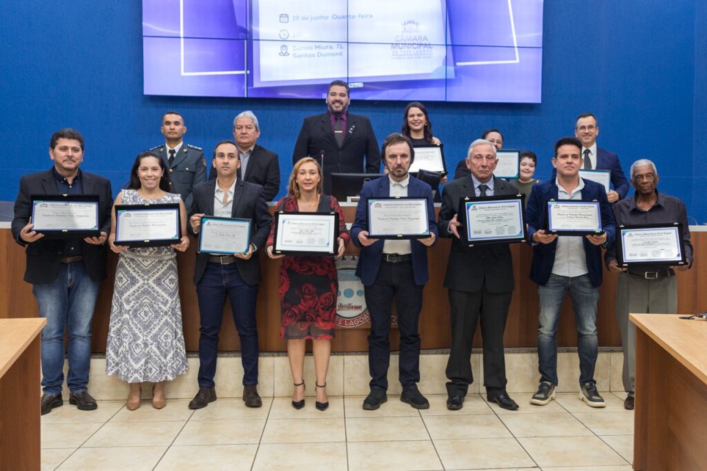 Títulos, moções e comenda são entregues pela Câmara Municipal, durante solenidade Títulos, moções e comenda são entregues pela Câmara Municipal, durante solenidade