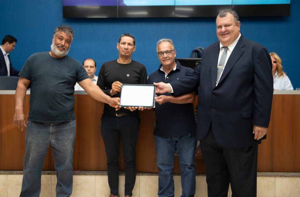 Empresas, profissionais, atleta e sindicato são homenageados durante solenidade Empresas, profissionais, atleta e sindicato são homenageados durante solenidade