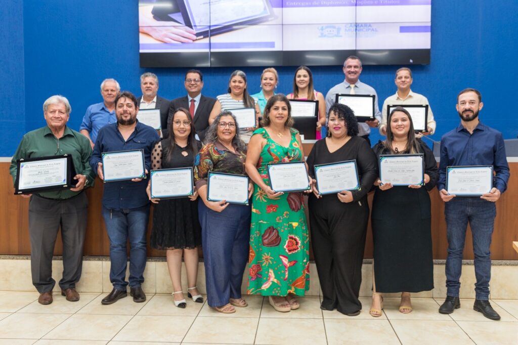 Moções, títulos e diplomas são entregues durante sessão solene Moções, títulos e diplomas são entregues durante sessão solene
