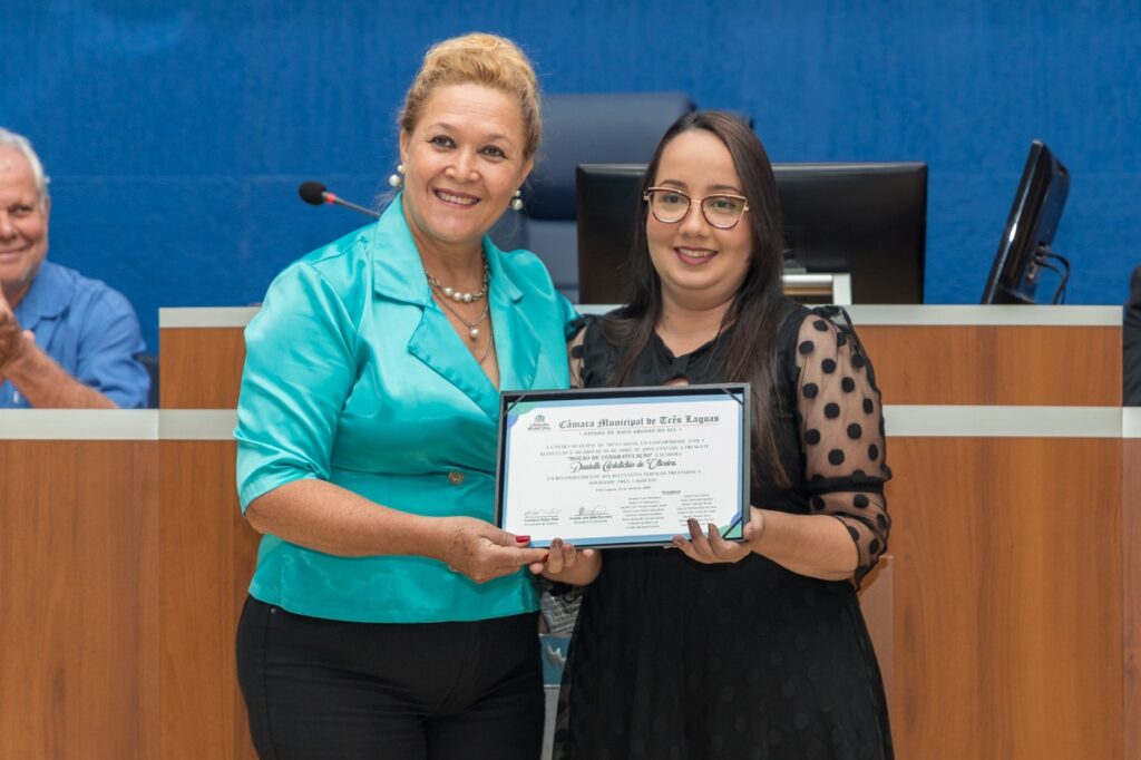 Moções, títulos e diplomas são entregues durante sessão solene Moções, títulos e diplomas são entregues durante sessão solene