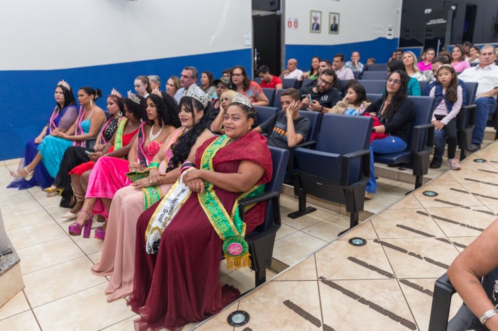 Moções, títulos e diplomas são entregues durante sessão solene Moções, títulos e diplomas são entregues durante sessão solene