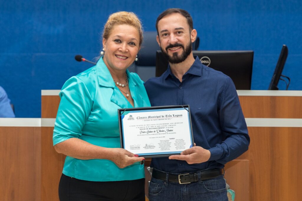Moções, títulos e diplomas são entregues durante sessão solene Moções, títulos e diplomas são entregues durante sessão solene
