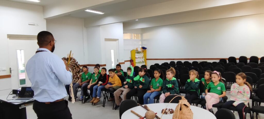Encontro Cultural: Alunos do 2º Ano conhecem a Cultura Indígena na comunidade Ofaié