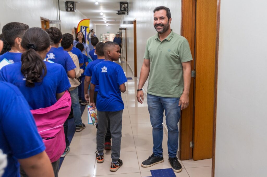 Crianças fazem homenagem aos 109 anos de Três Lagoas durante visita guiada Crianças fazem homenagem aos 109 anos de Três Lagoas durante visita guiada