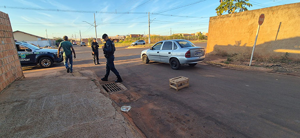 Jovem com tornozeleira eletrônica é baleado dentro do carro em Chapadão do Sul