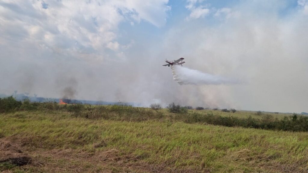 Com apoio aéreo, bombeiros atuam em incêndios florestais e resgatam ribeirinhos no Pantanal