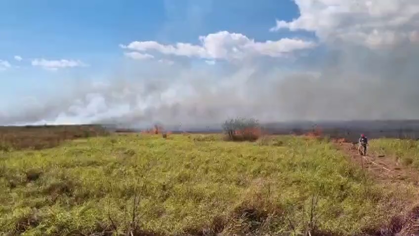 Com apoio aéreo, bombeiros atuam em incêndios florestais e resgatam ribeirinhos no Pantanal