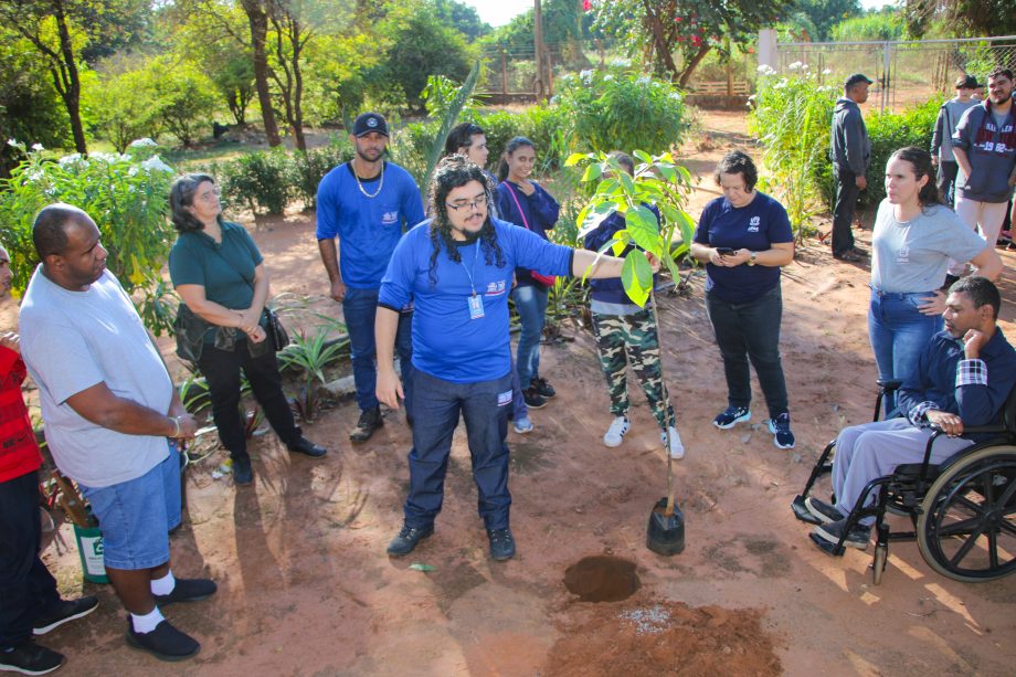 SEMANA DO MEIO AMBIENTE: Alunos da APAE plantam mudas de árvores através do Projeto TL Mais Verde