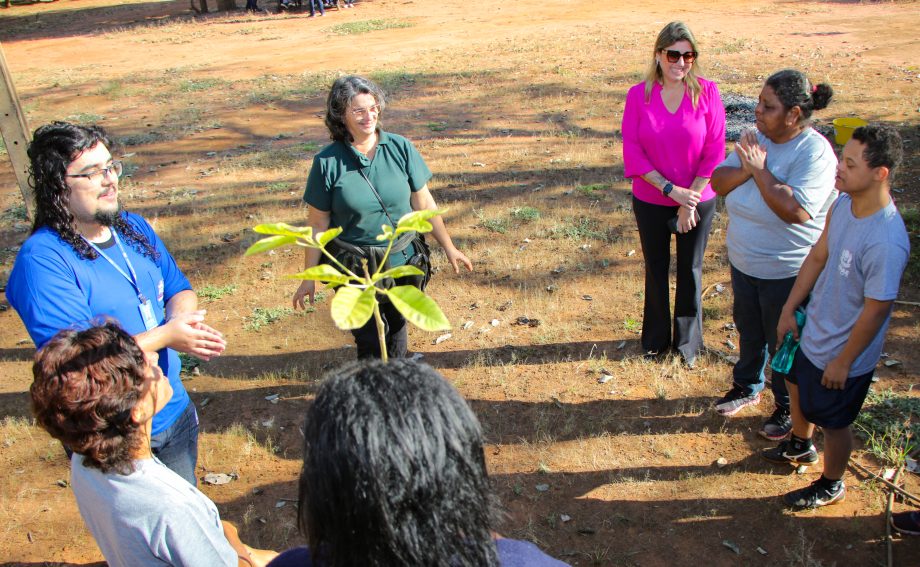 SEMANA DO MEIO AMBIENTE: Alunos da APAE plantam mudas de árvores através do Projeto TL Mais Verde
