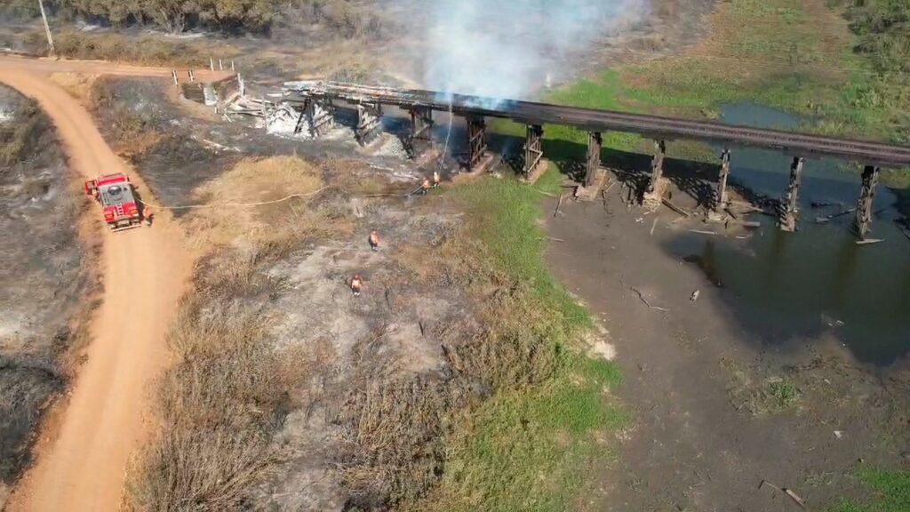 Bombeiros de MS atuam para preservar pontes na Estrada Parque, vegetação e moradias de ribeirinhos no Pantanal Bombeiros de MS atuam para preservar pontes na Estrada Parque, vegetação e moradias de ribeirinhos no Pantanal