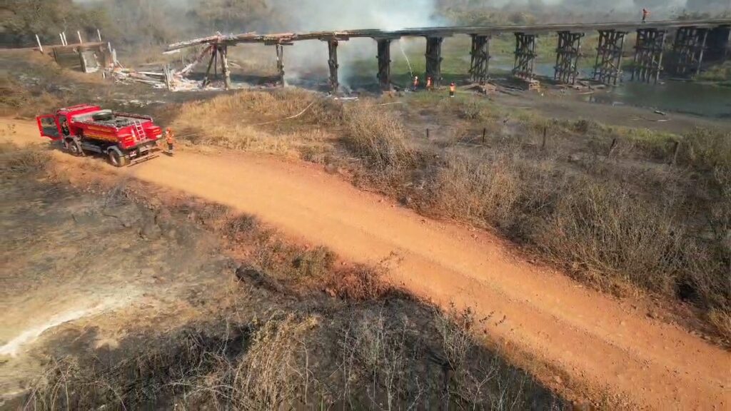 Bombeiros de MS atuam para preservar pontes na Estrada Parque, vegetação e moradias de ribeirinhos no Pantanal Bombeiros de MS atuam para preservar pontes na Estrada Parque, vegetação e moradias de ribeirinhos no Pantanal