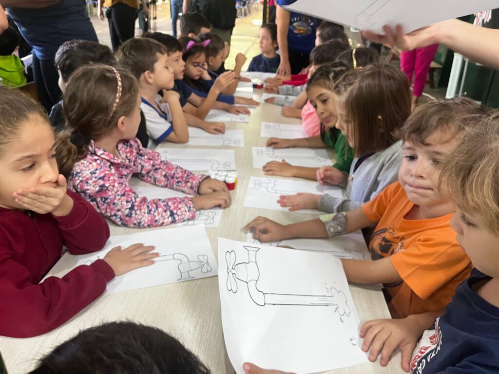 Com brincadeiras e diversão crianças aprendem cuidados para evitar a Síndrome Mão-Pé-Boca