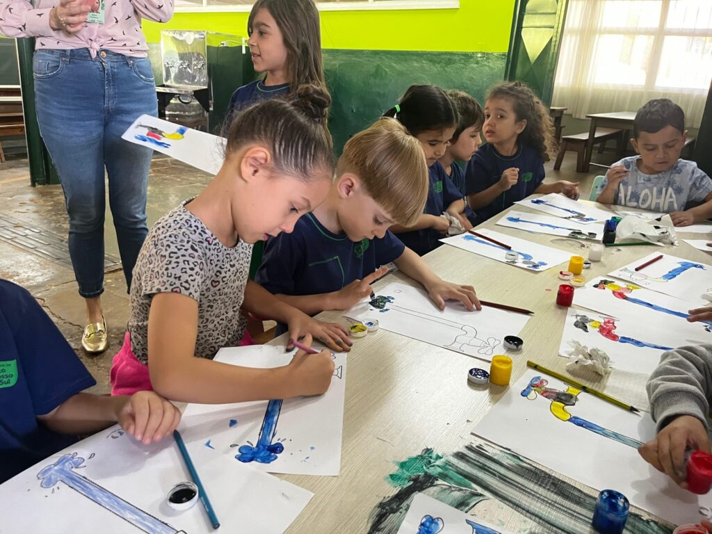 Com brincadeiras e diversão crianças aprendem cuidados para evitar a Síndrome Mão-Pé-Boca