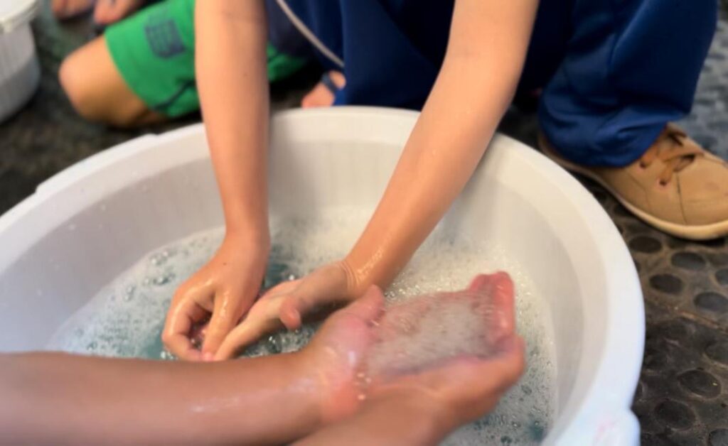 Com brincadeiras e diversão crianças aprendem cuidados para evitar a Síndrome Mão-Pé-Boca