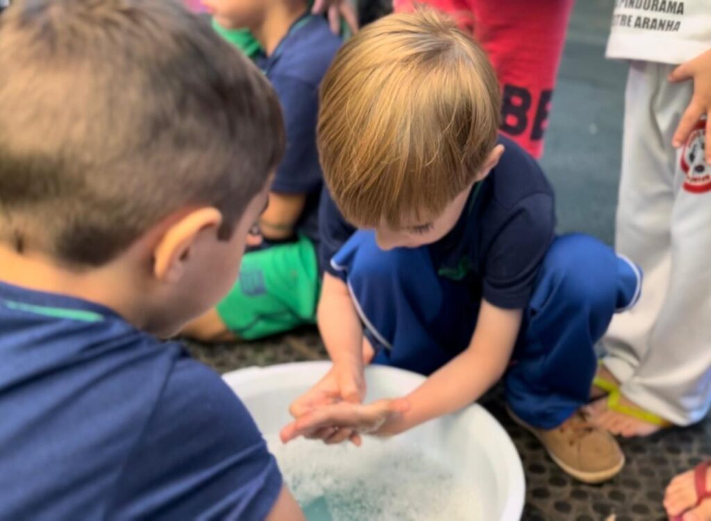 Com brincadeiras e diversão crianças aprendem cuidados para evitar a Síndrome Mão-Pé-Boca