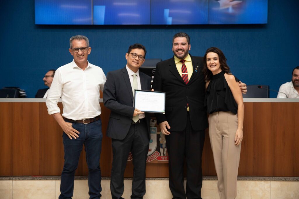 Médicos e servidores são homenageados durante sessão solene
