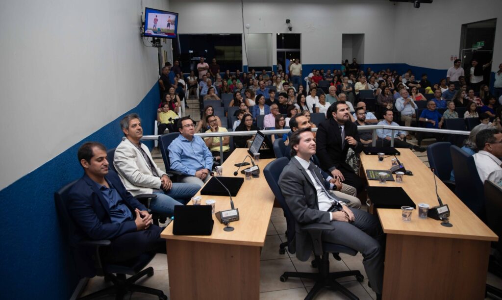 Médicos e servidores são homenageados durante sessão solene