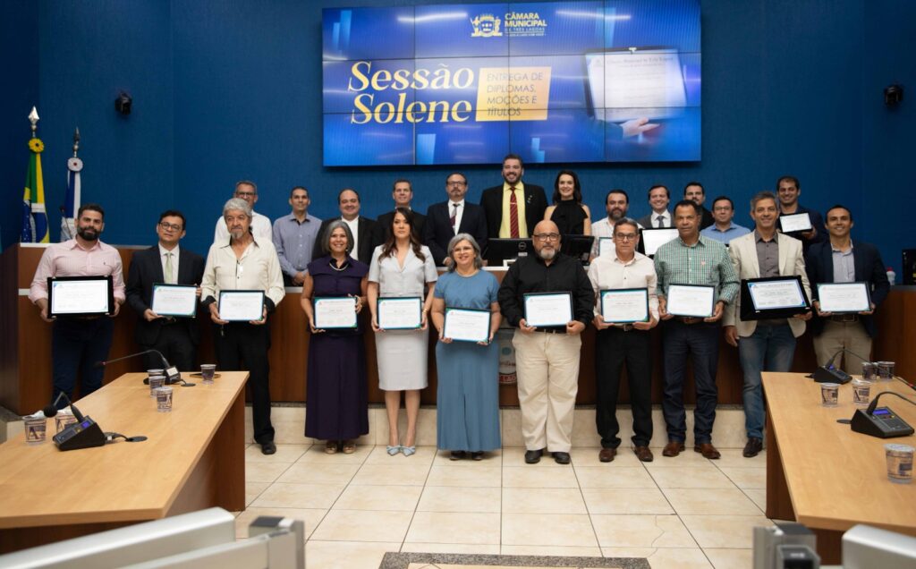 Médicos e servidores são homenageados durante sessão solene