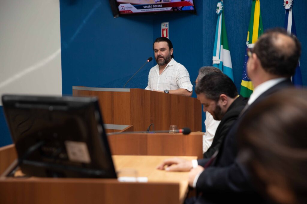Médicos e servidores são homenageados durante sessão solene