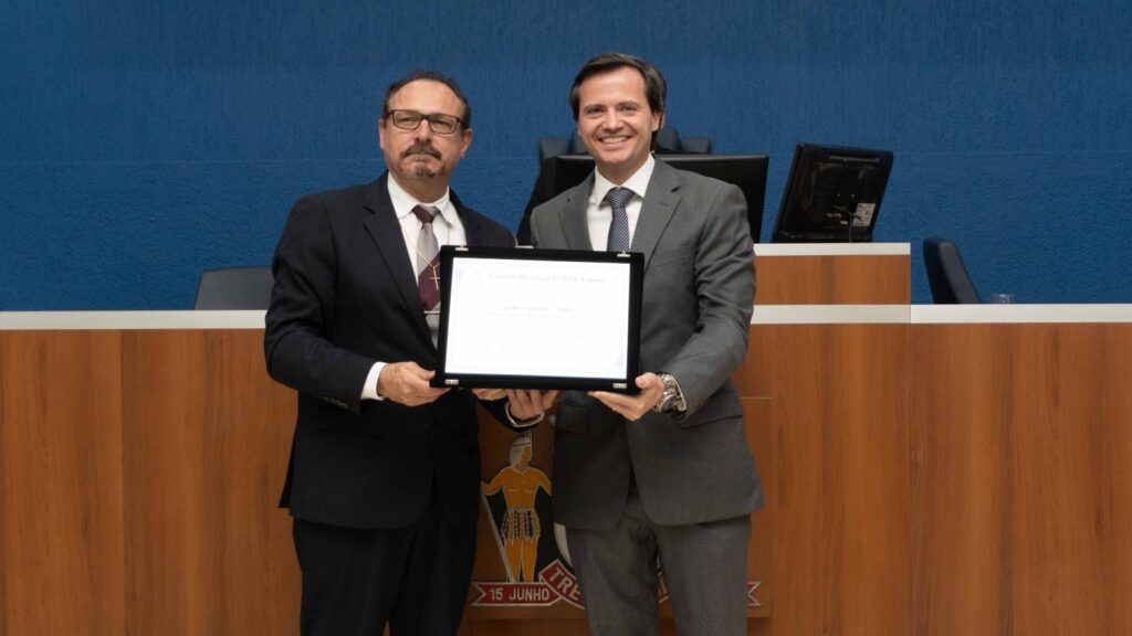 Médicos e servidores são homenageados durante sessão solene