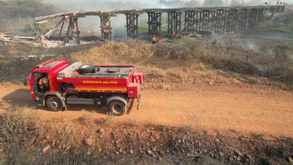 Bombeiros de MS atuam para preservar pontes na Estrada Parque, vegetação e moradias de ribeirinhos no Pantanal Bombeiros de MS atuam para preservar pontes na Estrada Parque, vegetação e moradias de ribeirinhos no Pantanal