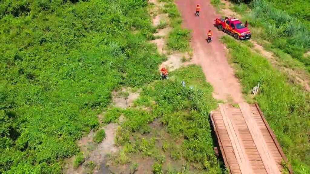 Bombeiros de MS atuam para preservar pontes na Estrada Parque, vegetação e moradias de ribeirinhos no Pantanal Bombeiros de MS atuam para preservar pontes na Estrada Parque, vegetação e moradias de ribeirinhos no Pantanal