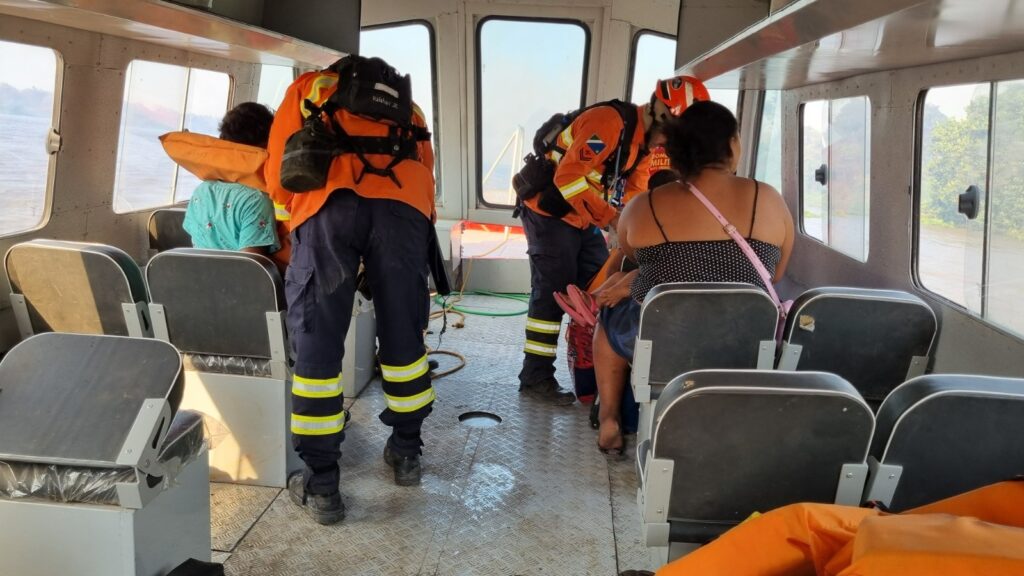 Com apoio aéreo, bombeiros atuam em incêndios florestais e resgatam ribeirinhos no Pantanal