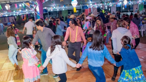 Servidores festejam com suas famílias em noite solidária no Arraiá do TCE-MS Servidores festejam com suas famílias em noite solidária no Arraiá do TCE-MS