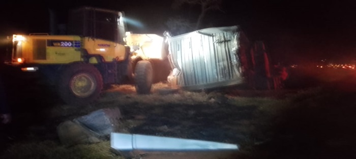 Carreta carregada com gado fica destruída em grave acidente na BR-60; motorista sai com vida