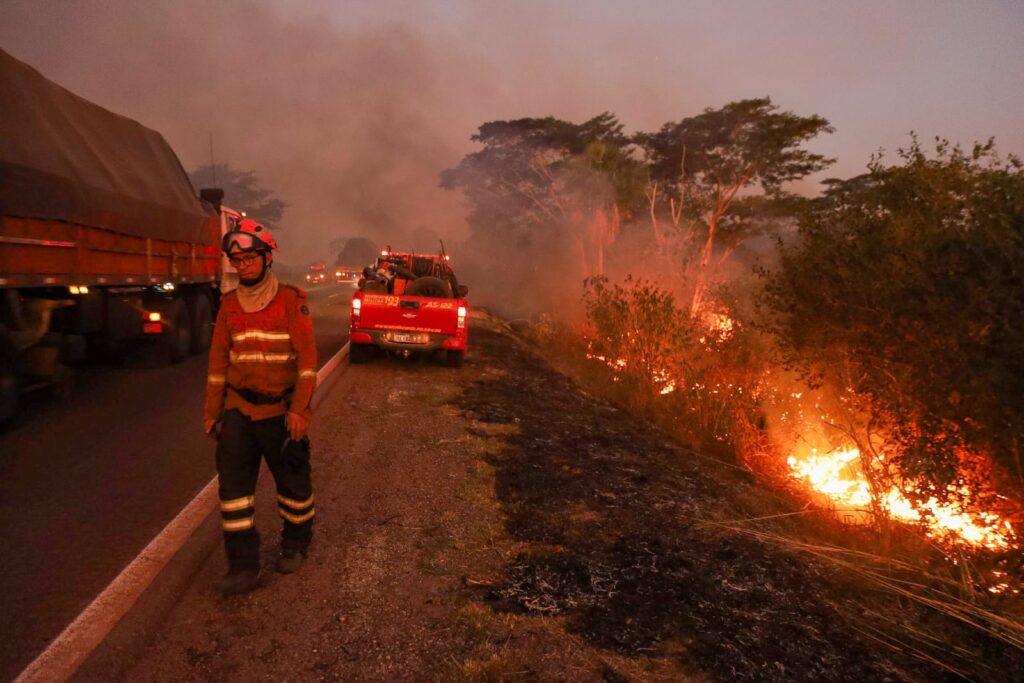 Combate direto e noturno segue como estratégia para controlar focos em seis pontos do Pantanal Combate direto e noturno segue como estratégia para controlar focos em seis pontos do Pantanal