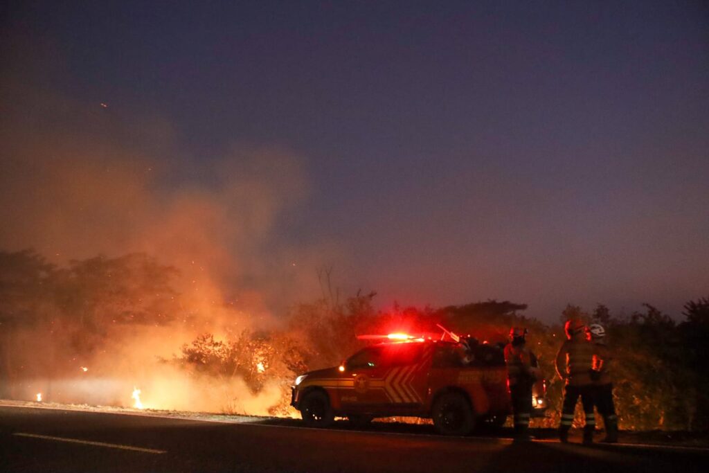Combate direto e noturno segue como estratégia para controlar focos em seis pontos do Pantanal Combate direto e noturno segue como estratégia para controlar focos em seis pontos do Pantanal