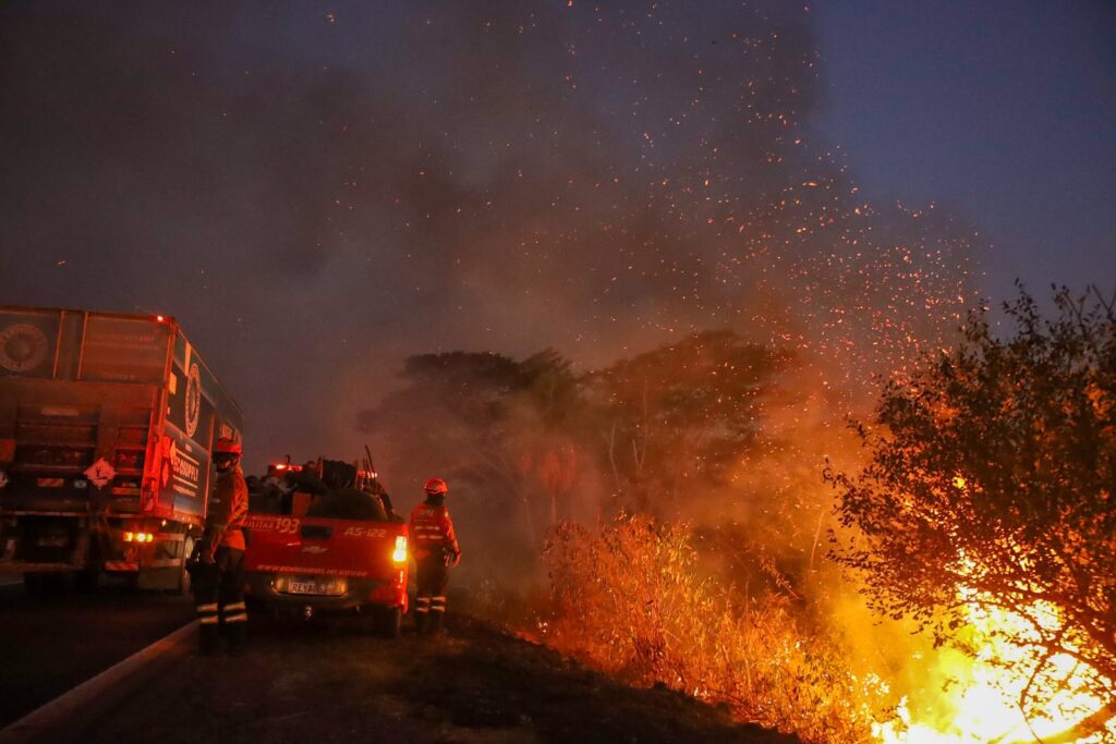 Combate direto e noturno segue como estratégia para controlar focos em seis pontos do Pantanal Combate direto e noturno segue como estratégia para controlar focos em seis pontos do Pantanal