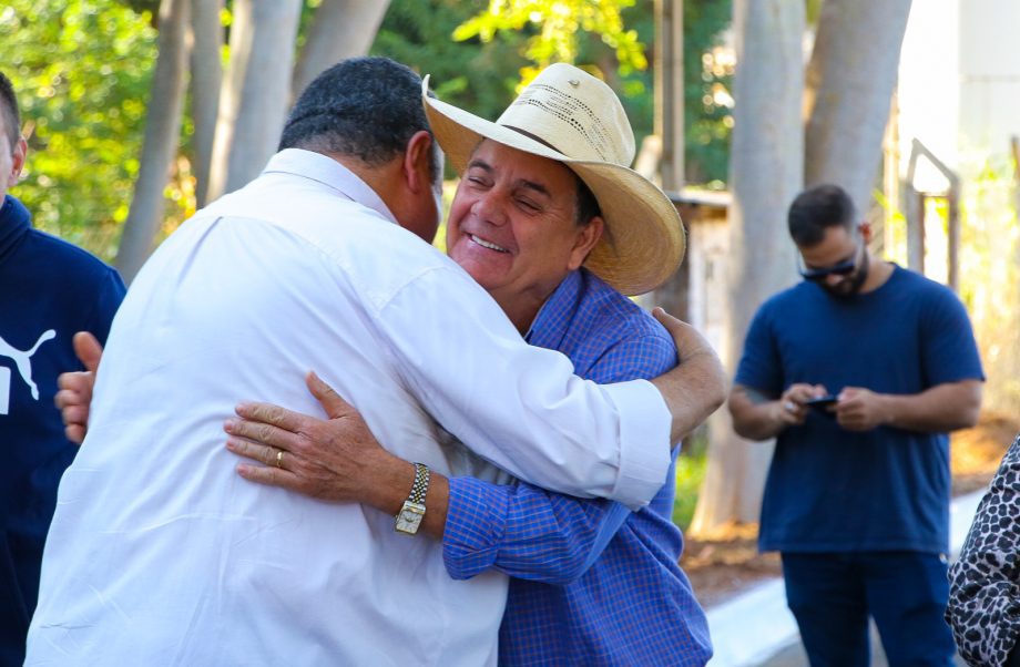 Prefeito Angelo Guerreiro e autoridades entregam obra da estrada rancheira Oásis Prefeito Angelo Guerreiro e autoridades entregam obra da estrada rancheira Oásis