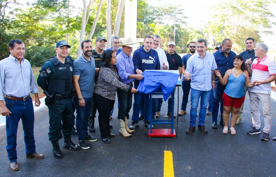 Prefeito Angelo Guerreiro e autoridades entregam obra da estrada rancheira Oásis Prefeito Angelo Guerreiro e autoridades entregam obra da estrada rancheira Oásis