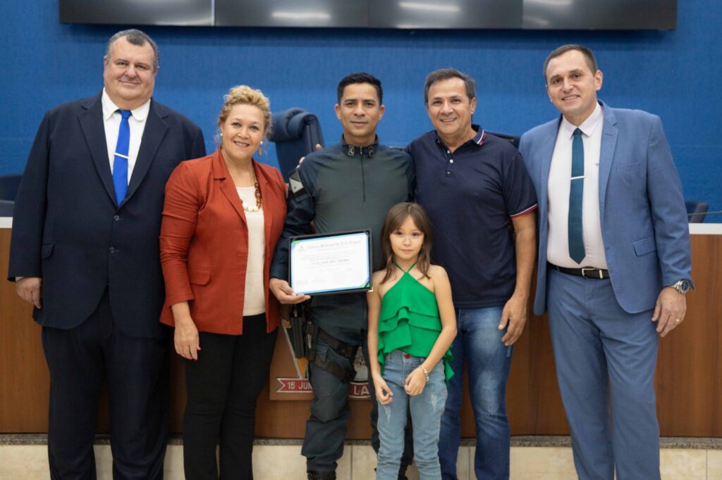 Títulos, Diplomas e Moções são entregues em sessão solene Títulos, Diplomas e Moções são entregues em sessão solene
